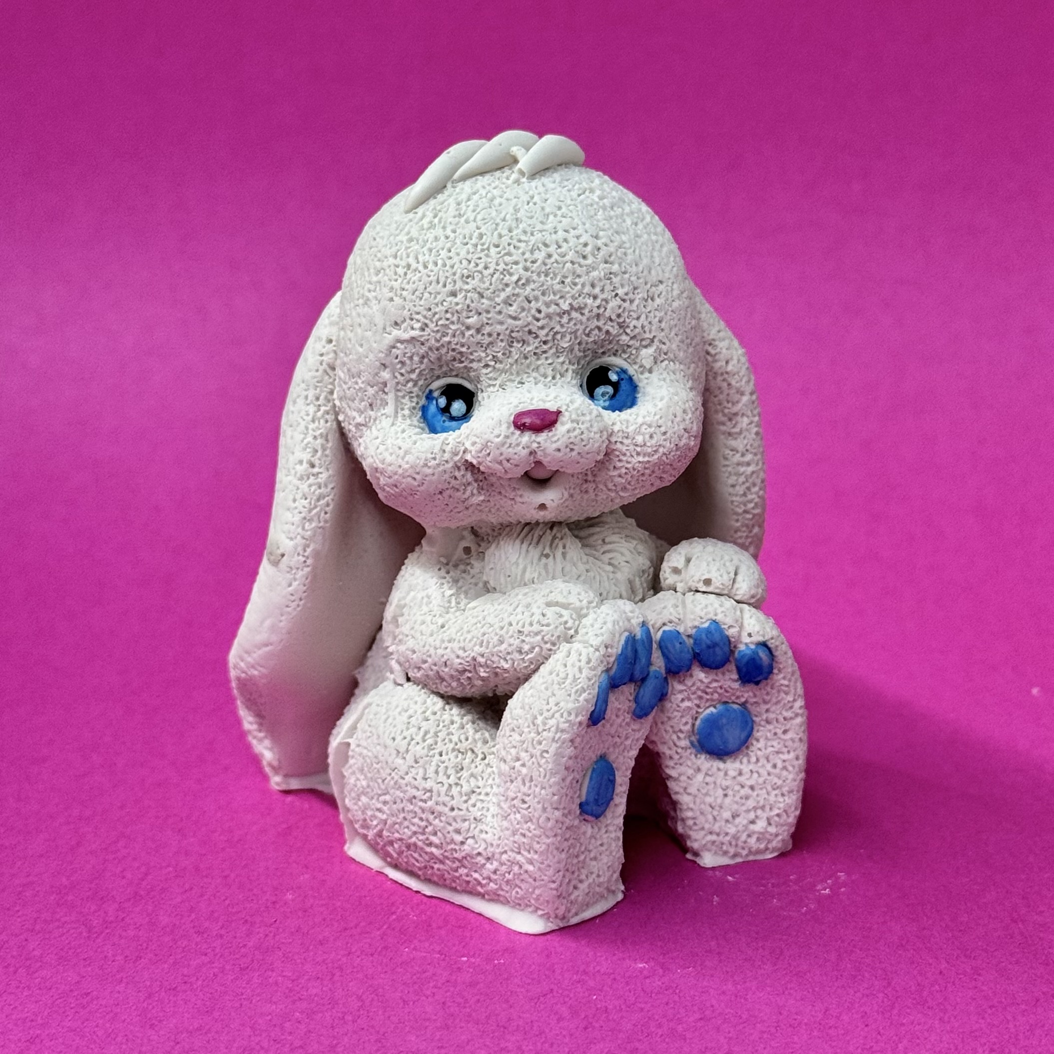 Фигура из шоколадной глазури "Сидящий зайчик" (голубые лапы)